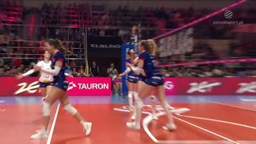 Siatkarka w białej koszulce i z numerem 19 na plecach, Maja Storck, zdobywa punkt dla drużyny DevelopRes Rzesz&oacute;w, podczas meczu z PGE Budowlani Ł&oacute;dź. Na drugim planie widoczne są inne zawodniczki oraz trybuny wypełnione kibicami.