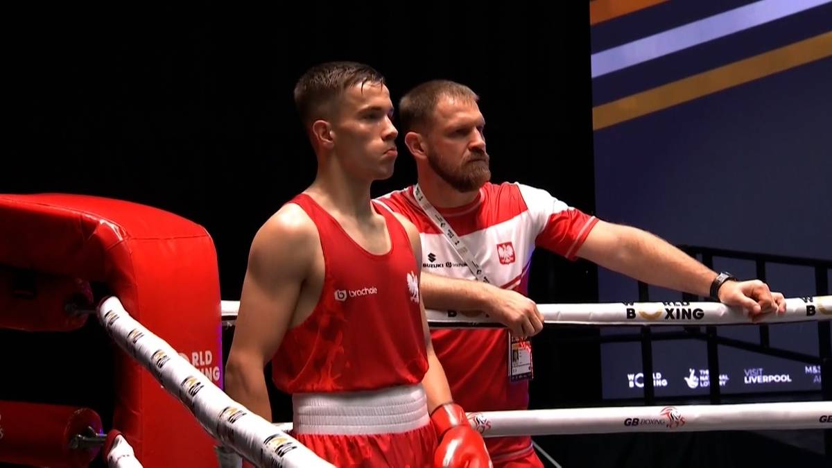 Dwóch mężczyzn w strojach bokserskich w narożniku ringu.