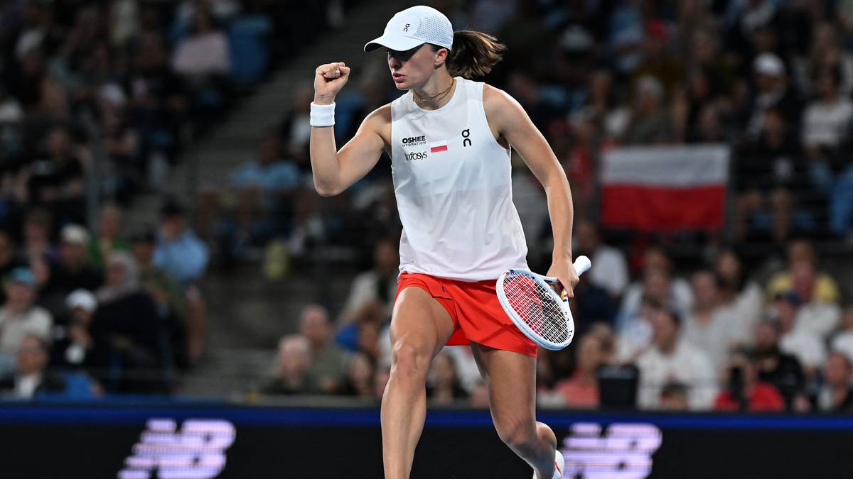 Iga Świątek świętująca punkt na korcie tenisowym.