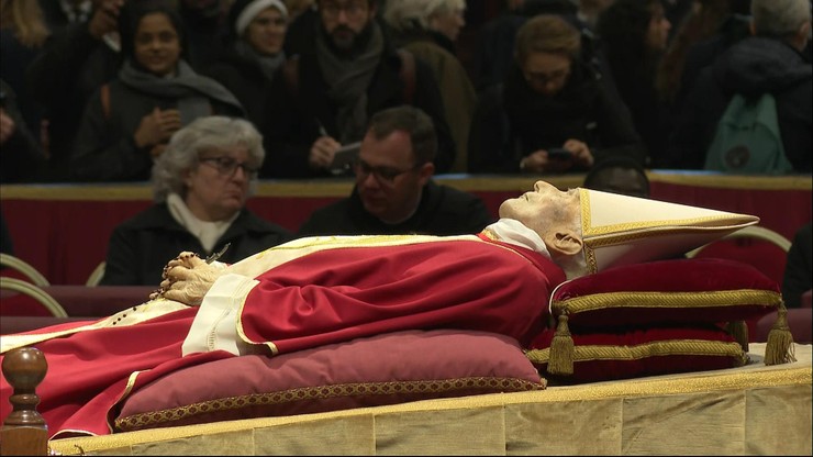 Watykan. Ogromna kolejka chcących oddać pokłon zmarłemu Benedyktowi XVI
