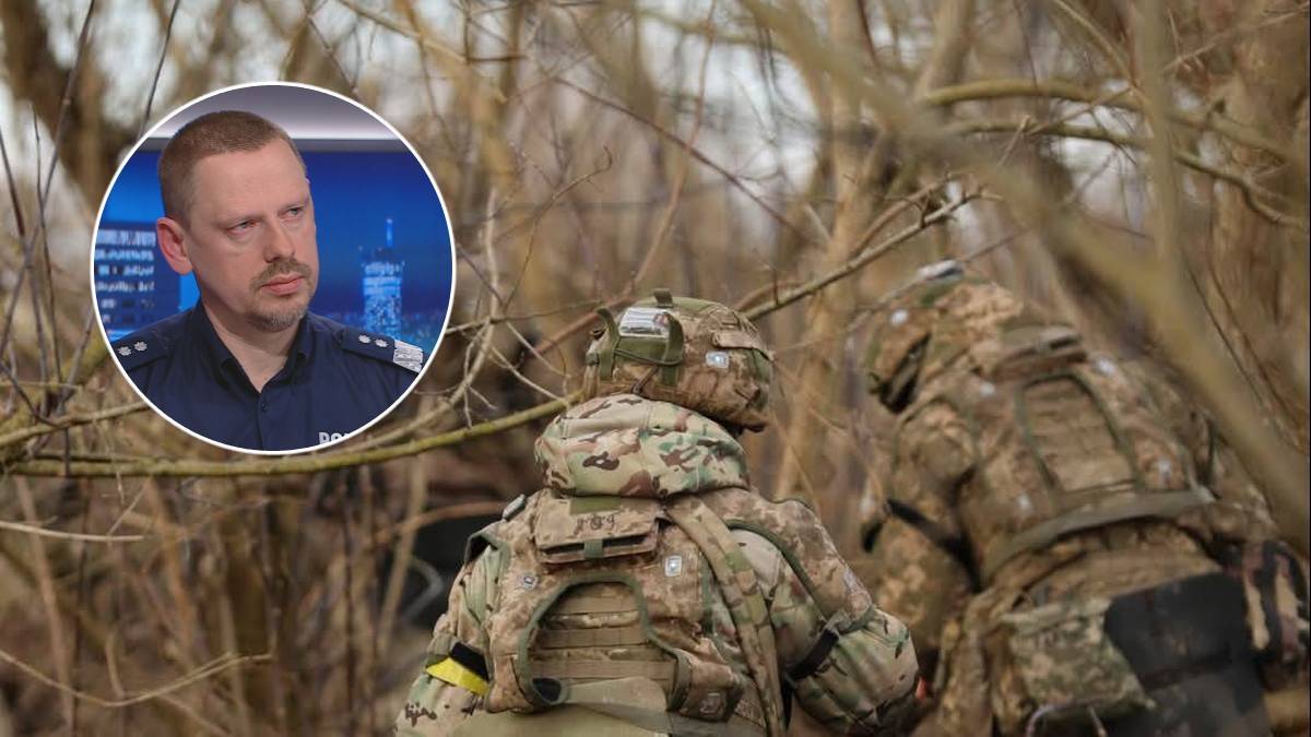 Mężczyzna w mundurze policyjnym w okręgu, a za nim żołnierze w mundurach polowych w zaroślach.