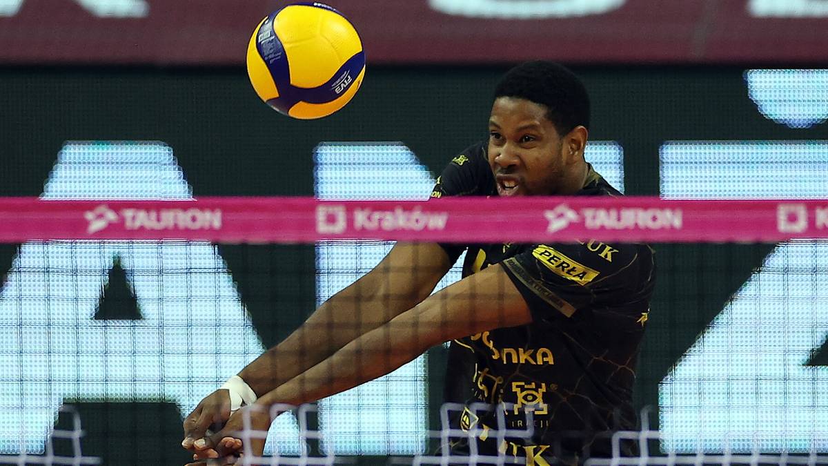 Siatkarz Bogdanki LUK Lublin w akcji podczas finału Pucharu Polski.