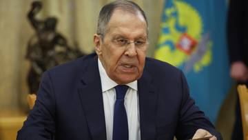 Siergiej Ławrow, rosyjski minister spraw zagranicznych, siedzi przy biurku z dokumentami.