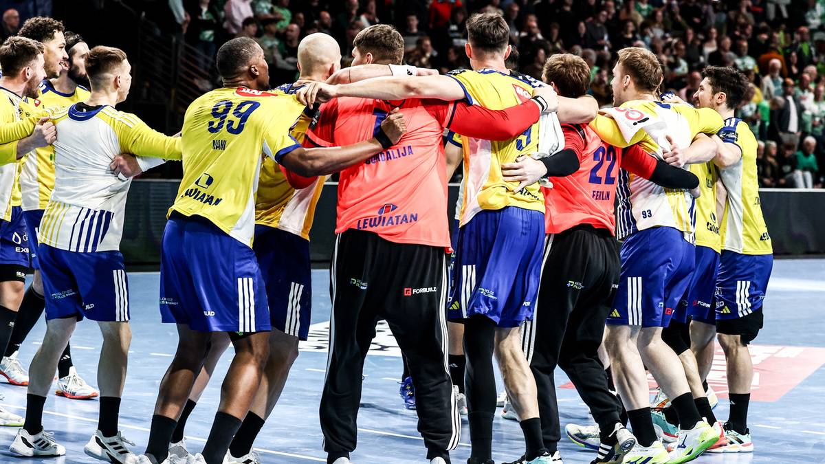 Drużyna piłkarzy ręcznych w ż&oacute;łto-niebieskich strojach świętuje zwycięstwo na boisku, stojąc w grupie.