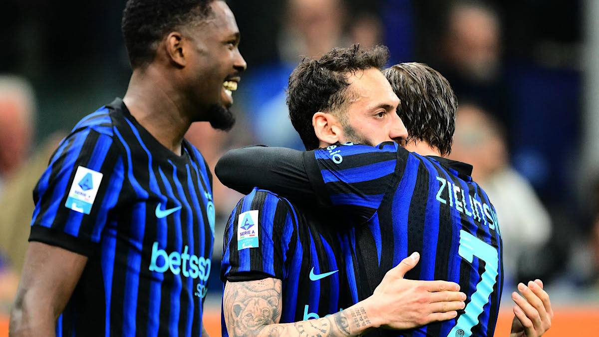 Trzech piłkarzy Interu w niebiesko-czarnych strojach cieszy się ze zdobytego gola, obejmując się.