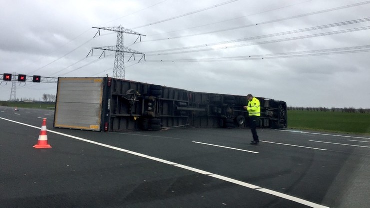 Wiatr przewrócił ciężarówkę na autostradzie A2. Zablokowała pięć pasów