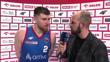 Koszykarz Tayler Persons w niebieskim stroju z numerem 2, patrzący w stronę dziennikarza z mikrofonem.