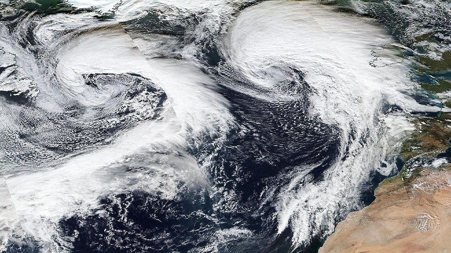 Zdjęcie satelitarne dwóch układów niżowych nad Atlantykiem w dniu 25 grudnia 2019. Fot. NASA.