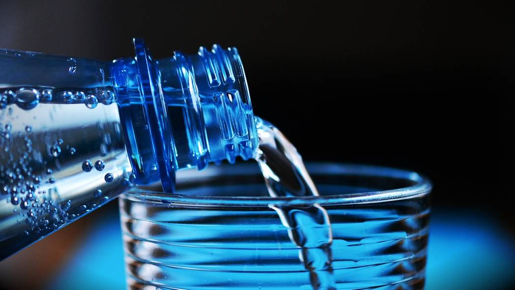 Woda butelkowana pełna drobinek plastiku