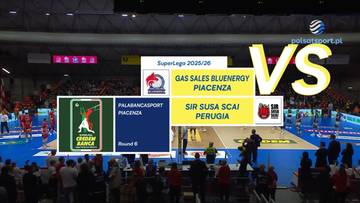 Tablica wynik&oacute;w meczu siatk&oacute;wki między Gas Sales Bluenergy Piacenza a Sir Susa Scai Perugia. Widoczni zawodnicy i trybuny.