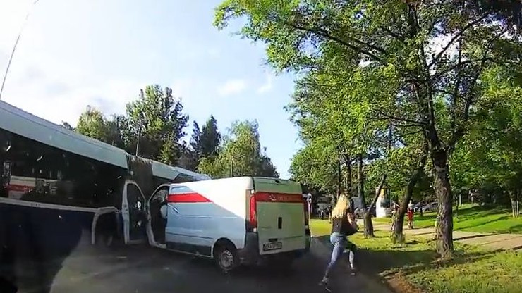 Bus Poczty Polskiej wjechał w autobus. Kierująca i pasażerka uciekły z miejsca kolizji