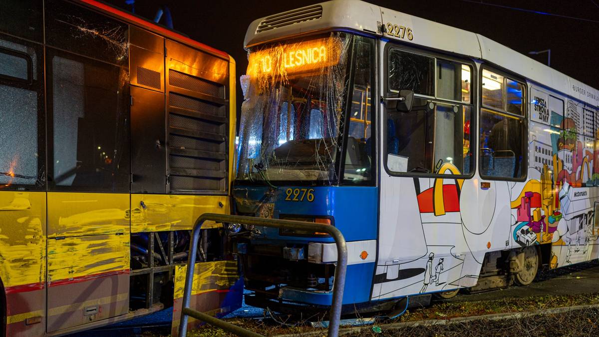 Zderzenie autobusu z tramwajem we Wrocławiu. Są ranni