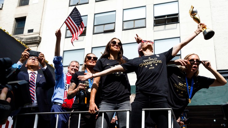 Apele o równą płacę podczas nowojorskiej parady zwycięstwa piłkarek USA