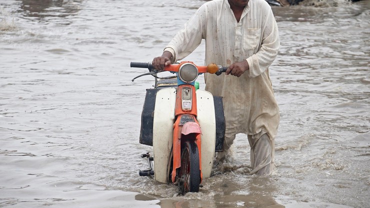 11 zabitych, w tym czworo dzieci, po ulewnych deszczach w Pakistanie