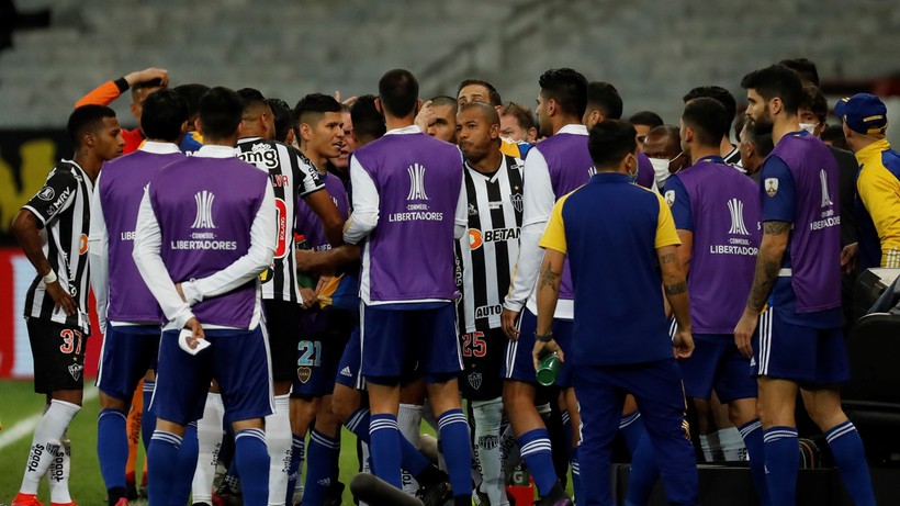 Po przegranym meczu Copa Libertadores piłkarze Boca Juniors zaatakowali rywali (WIDEO)
