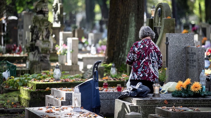 Wszystkich Świętych. Prymas Polski apeluje o odwołanie mszy i nabożeństw na cmentarzach