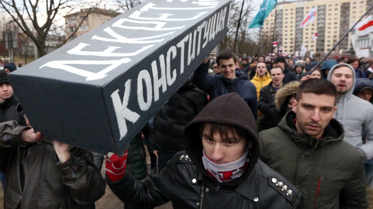 Białorusini przeciw dekretowi Łukaszenki. Protesty i kolejne zatrzymania