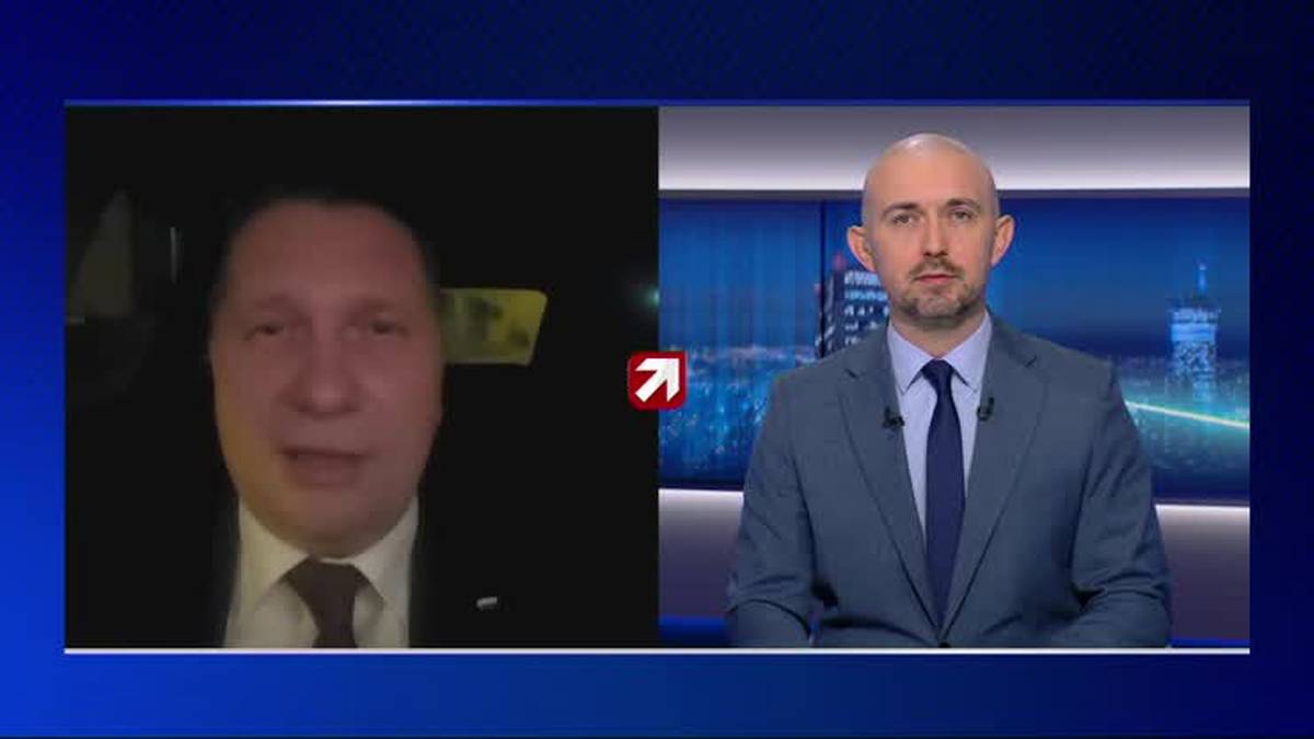 Dwa kadry wideo obok siebie: po lewej mężczyzna w garniturze i krawacie, po prawej mężczyzna w garniturze przed ekranem z panoramą miasta.