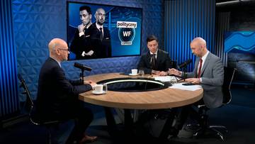 Trzech mężczyzn w garniturach siedzi przy okrągłym stole w studiu telewizyjnym. Na ekranie za nimi wyświetlany jest logotyp programu "polityczny WF".