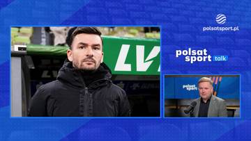 Mężczyzna w czarnej kurtce zimowej z napisem "LV" w tle, obok mniejszy obrazek z mężczyzną przy mikrofonie.