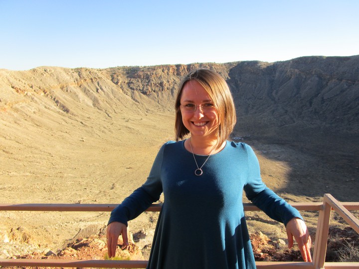 Dr Anna Łosiek w kraterze po wybuchu meteorytu. Arizona, Stany Zjednoczone