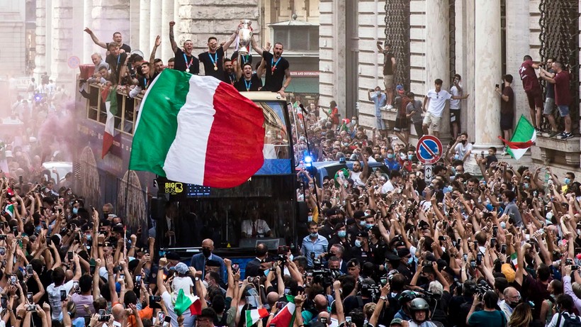 Euro 2020: Powitanie mistrzów Europy na ulicach Rzymu