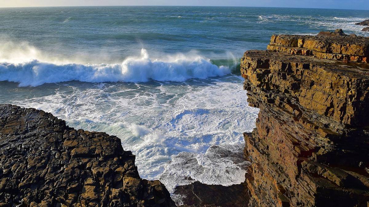 Rodzina porwana przez fale do oceanu. Ojciec nie żyje, poszukiwania córki trwają