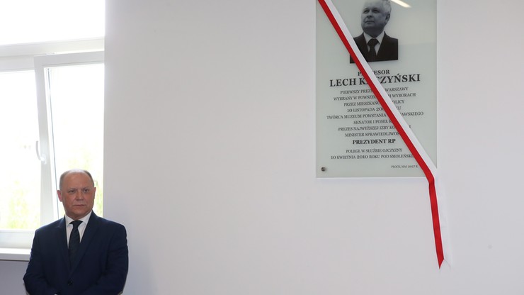 Odsłonięto tablicę upamiętniającą Lecha Kaczyńskiego. "Poległ w służbie Ojczyzny"