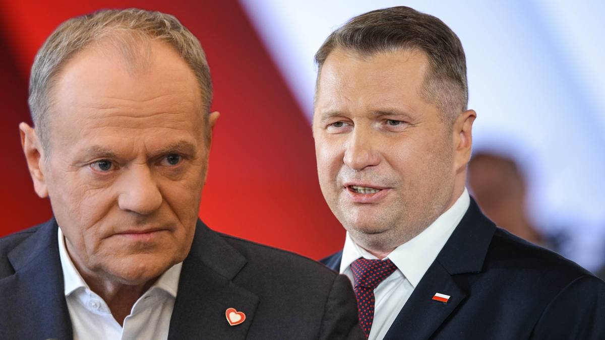 Donald Tusk i Przemysław Czarnek na tle czerwonego i białego tła.