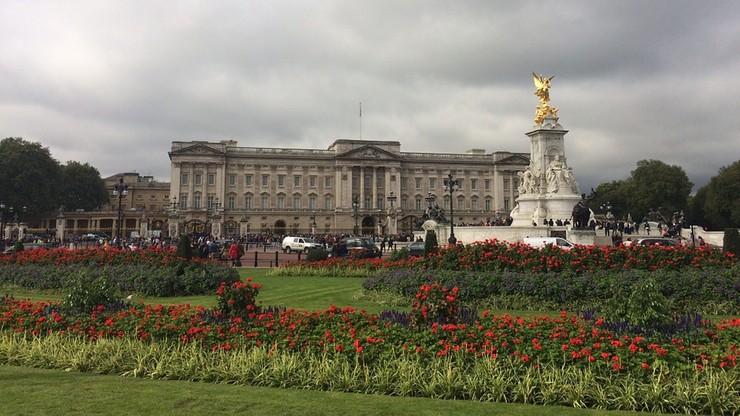 Elżbieta II zakazała używania plastikowych butelek i słomek w Pałacu Buckingham