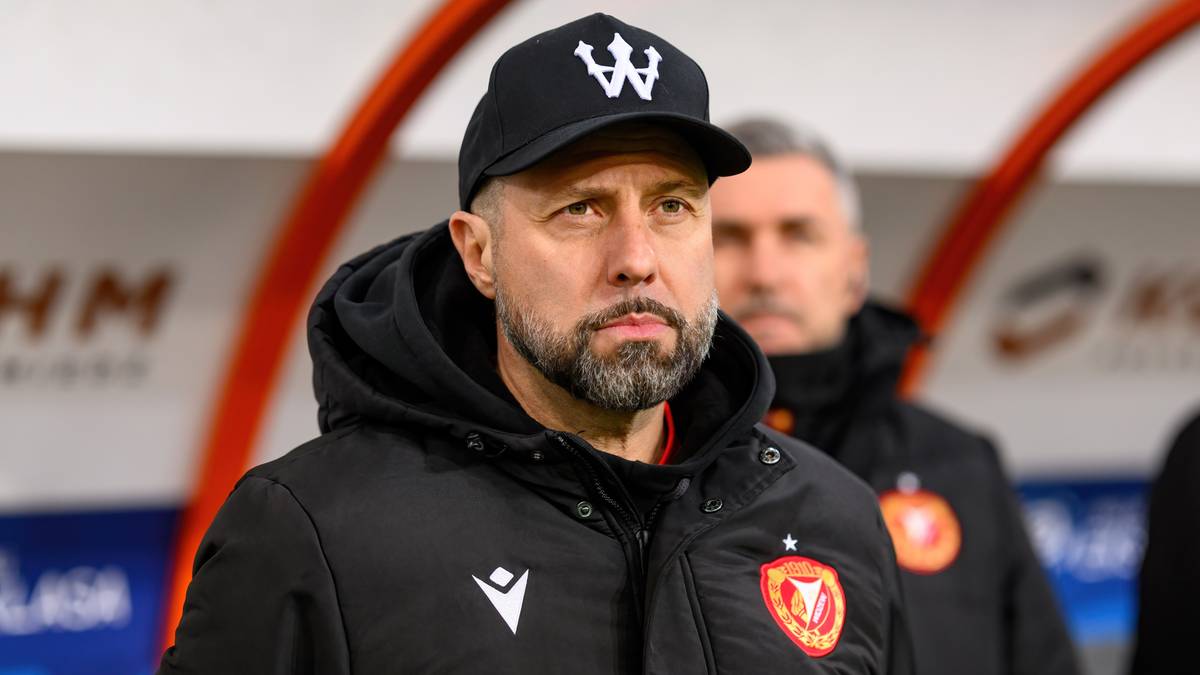 Trener piłkarski w czapce i kurtce sportowej