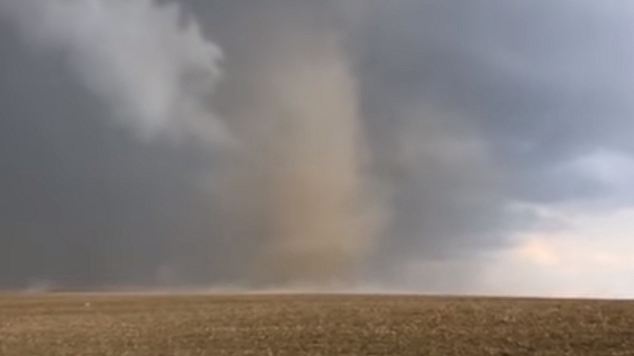 25.08.2018 08:00 Rzadko spotykane tornado szkwałowe szalało wczoraj nad polami na Opolszczyźnie. Zobacz je na nagraniu