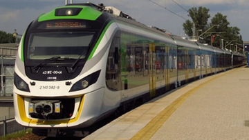 Nowoczesny pociąg elektryczny na peronie stacji kolejowej.