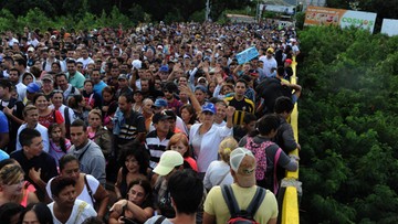 Tłumy Wenezuelczyków na zakupach w Kolumbii. W weekend otwarto granicę