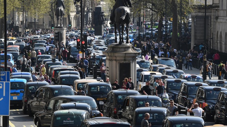 Przeciw Uberowi. Londyńscy taksówkarze zablokowali rząd