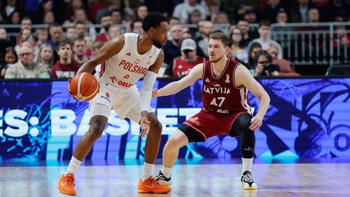 Dwóch koszykarzy walczących o piłkę na boisku, jeden w stroju Polski, drugi w stroju Łotwy.