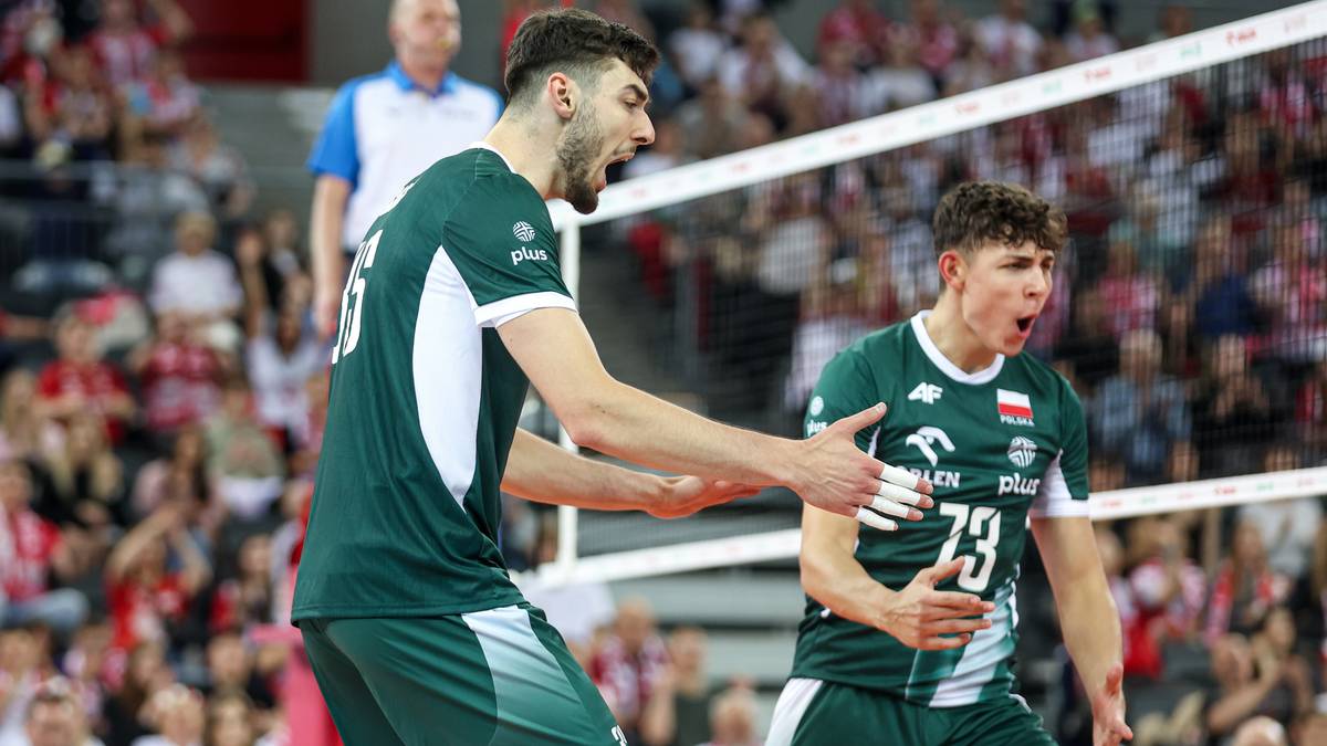 Dw&oacute;ch siatkarzy w zielonych koszulkach podczas meczu, z otwartymi ustami i skupionymi minami.