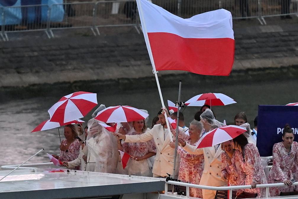 Mimo deszczowej aury, publiczność wiwatowała na widok olimpijczyków