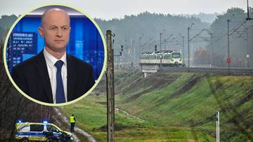 Portret mężczyzny w garniturze obok sceny z torami kolejowymi, pociągiem i radiowozem.