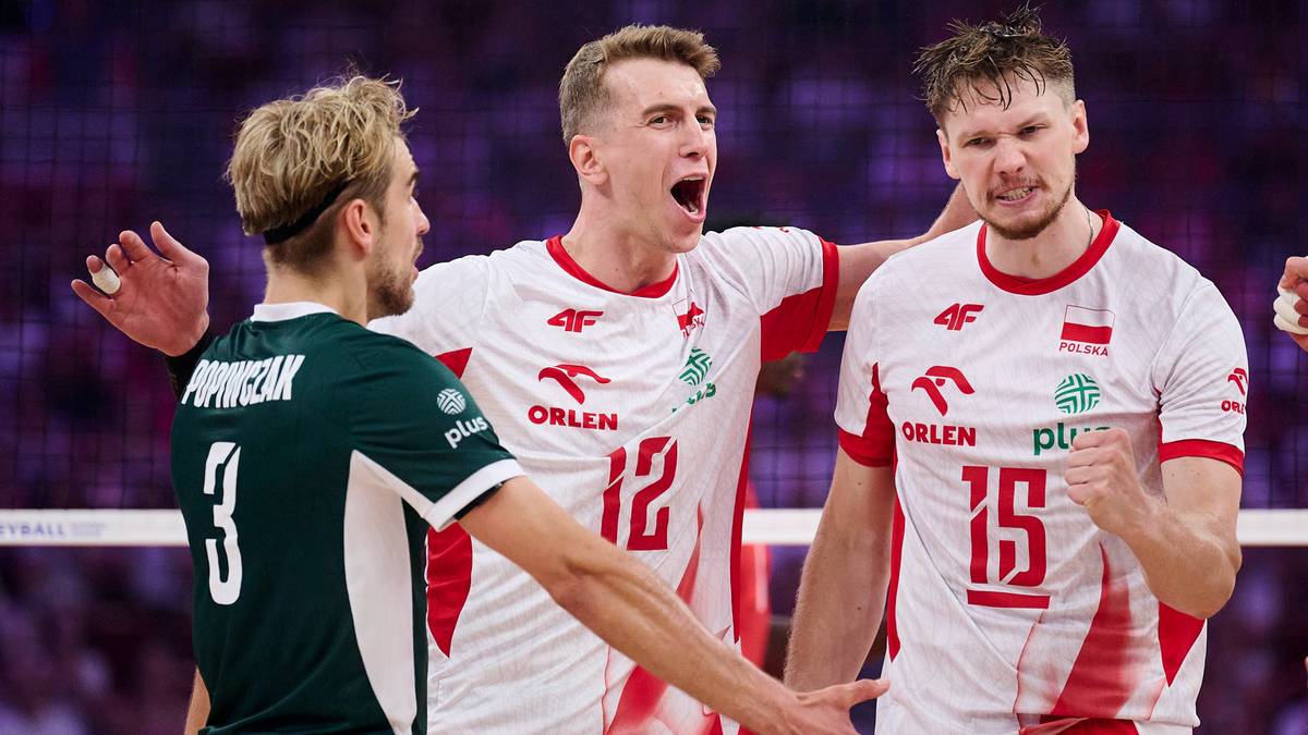 Trzech siatkarzy w strojach reprezentacji Polski świętuje podczas meczu. Dwóch z nich ma na koszulkach numery 12 i 15. Jeden z zawodników krzyczy z radości, drugi ściska pięść.