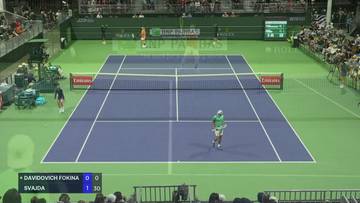 Widok kortu tenisowego z dwoma zawodnikami i widocznym wynikiem meczu na dole ekranu.