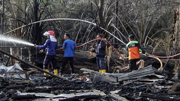 Już 21 ofiar śmiertelnych pożaru szybu naftowego w Indonezji
