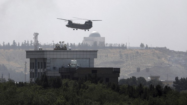 Ewakuacja personelu z Afganistanu. Śmigłowce USA lądują na dachu ambasady w Kabulu