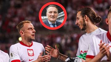 Zbliżenie na dw&oacute;ch piłkarzy w biało-czerwonych strojach reprezentacji Polski, na pierwszym planie jeden z nich gestykuluje. W g&oacute;rnej części obrazu widnieje okrąg z portretem selekcjonera Jana Urbana.