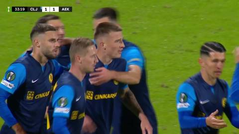 Piłkarze w niebiesko-ż&oacute;łtych strojach świętują zdobytego gola.