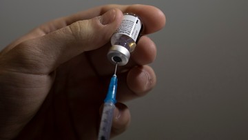 Koniec z wysyłaniem szczepionek za granicę? Izrael zamraża program