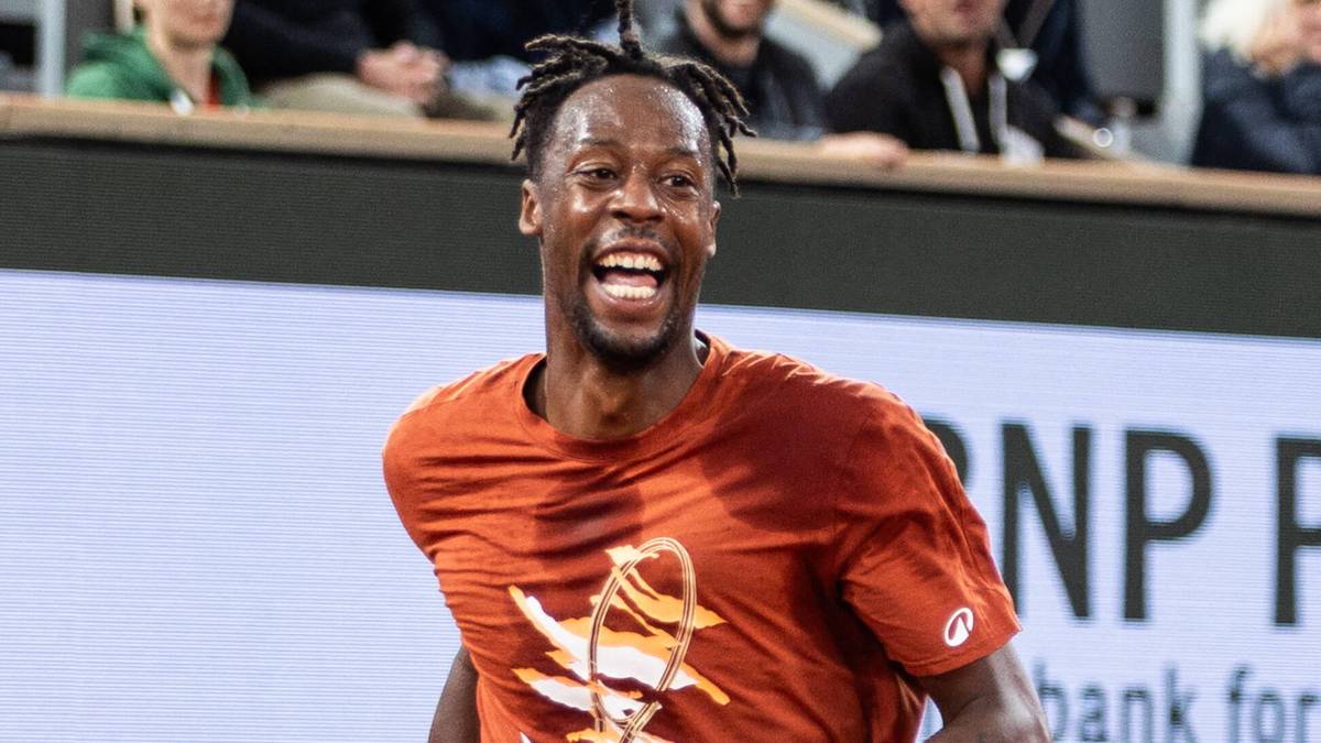 Gael Monfils podczas meczu tenisowego na korcie ziemnym.