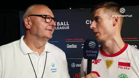 Dw&oacute;ch mężczyzn, starszy z okularami i młodszy z mikrofonem Polsat Sport, rozmawiają ze sobą.