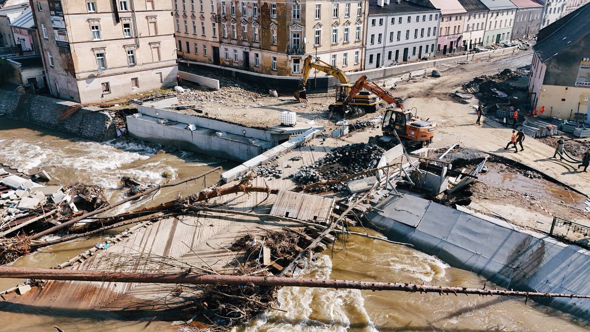 Ucierpiało już ponad 100 klubów. "Jest tylko mnóstwo mułu, szlamu i wszystkiego"