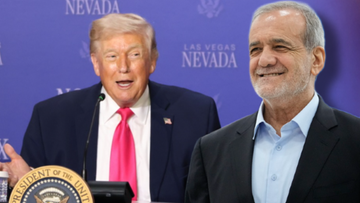 Donald Trump przemawia za m&oacute;wnicą, obok niego stoi Masud Pezeszkian.